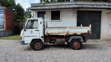 Varese: Belforte, un mezzo comunale “defunto” al cimitero