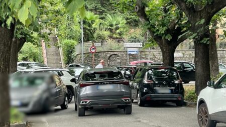 Gallarate: Parcheggio selvaggio ai licei, scoppia lite