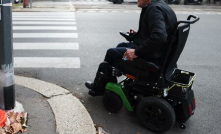 Como: Travolto e ucciso anziano in carrozzina