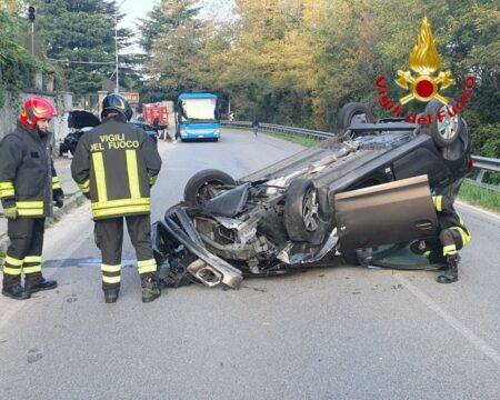 Varese: Scontro tra auto, una si ribalta. Un ferito