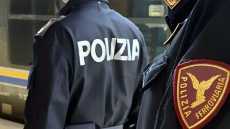 Gallarate: 18enne sui binari, salvata dalla Polizia