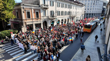 Varese: Fiume di bandiere in centro: “Israele si fermi”