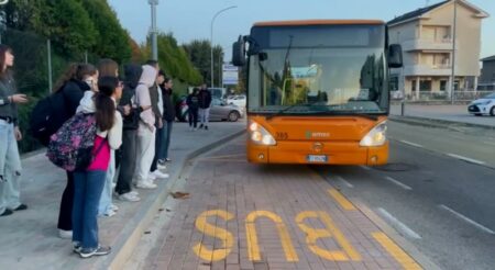 Cassano: Studenti alla nuova fermata: “Ci voleva!”