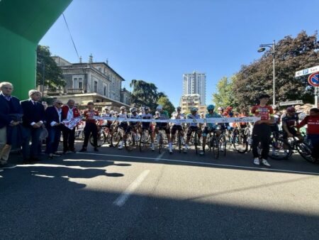 Busto: Bagno di folla per la partenza della Tre Valli