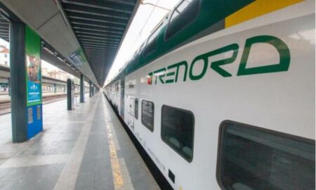 Parabiago: Camion bloccato sui binari, treni fermi