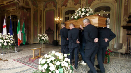 Varese: Addio Sentom, l'arrivo del feretro in Comune