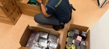 Saronno: Oltre 6.700 profumi contraffatti, un fermo
