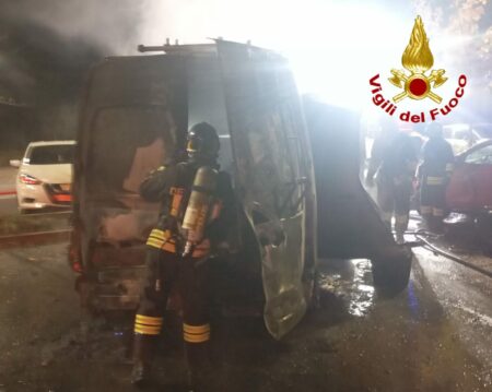 Venegono I.: Furgone e due auto in fiamme nel parcheggio