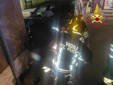 Cislago: Auto contro il muro, tubo del gas tranciato