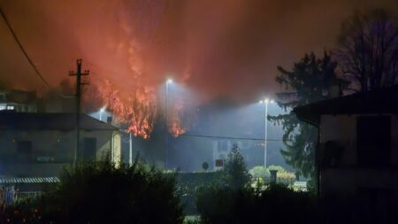 Gavirate: Incendio in fabbrica, Groppello irrespirabile