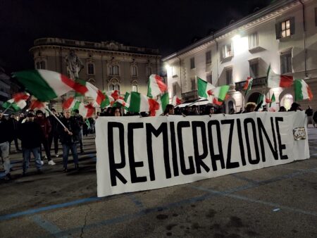 Gallarate: "Remigrazione!". La Destra in piazza Libertà