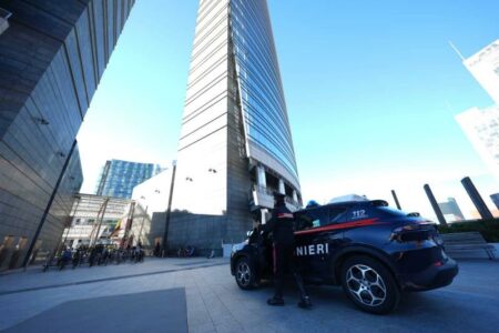 Milano: Donna accoltellata in piazza Gae Aulenti, è grave