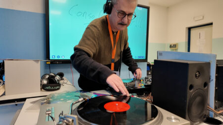 Malnate: Corso deejay, a scuola s’impara a mettere i dischi