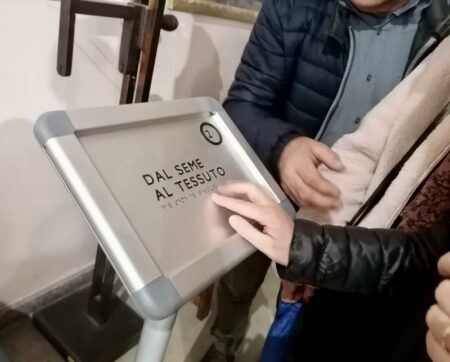 Busto: Tessile, visitatori ipovedenti guidati dal tatto