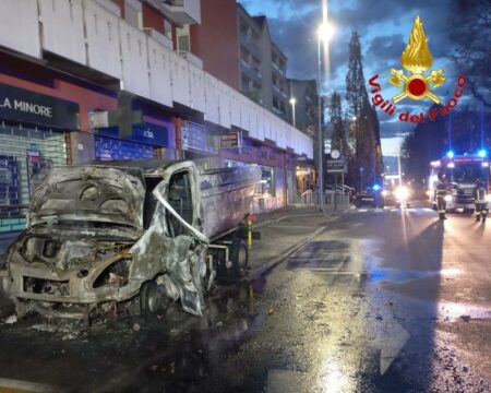 Gorla Min.: Furgone divorato dal fuoco in via Roma