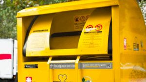 Varese: Cassonetti abiti usati, il comune cambia