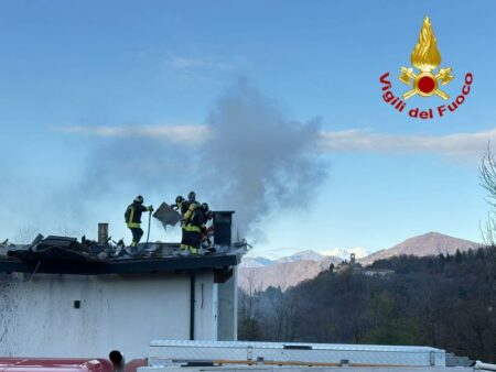 Brezzo di B.: Tetto in fiamme, operazione in piena notte