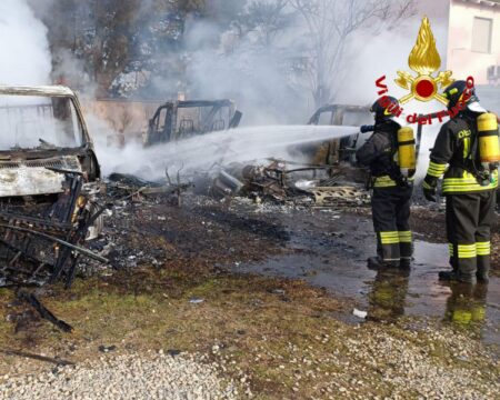 Caronno P.: Incendio fa strage di camper e roulotte