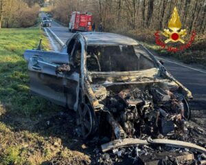 Bardello: Auto in fiamme, salvi mamma e bambino