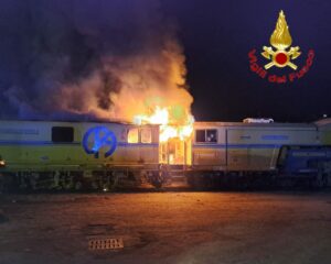Busto: In fiamme treno-officina, nessun ferito