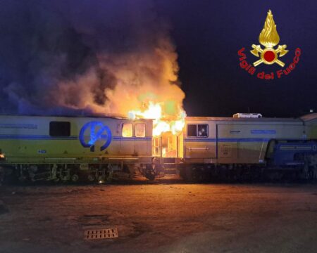 Busto: In fiamme treno-officina, nessun ferito