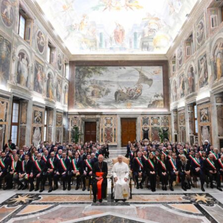 Roma: Il Papa riceve i sindaci italiani