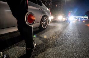 Vedano O.: Ricercato tenta di fuggire, inseguito e arrestato