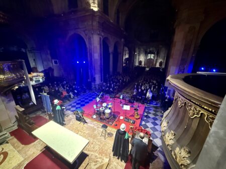 Busto: Note di luce in una basilica gremita