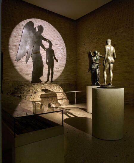 Brescia: La Vittoria Alata dialoga con l’Idolino