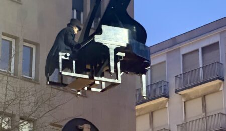 Busto: Centro col naso all’insù per il pianista sospeso