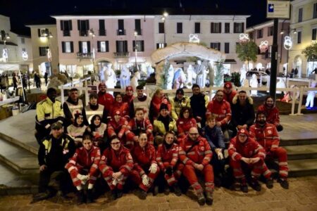 Busto: Piazza Santa Maria, tornato il presepe della CRI