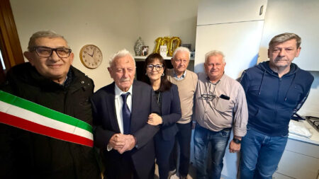 Busto: Silvio, “A 100 anni mangio, bevo e suono il piano”