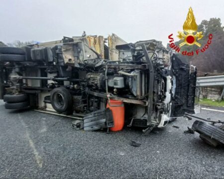 Cardano al C: Camion ribaltato sulla 336 di Malpensa