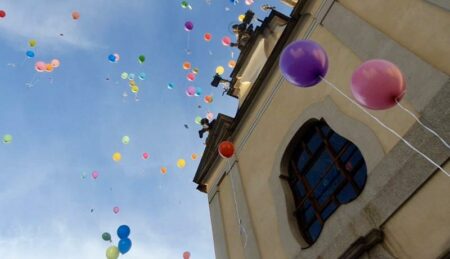 Busto: Madonna in prato, centinaia di palloncini in volo