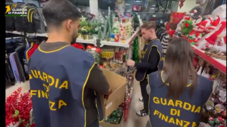 Milano: Natale proibito, sequestrati addobbi non sicuri