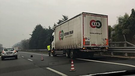 Solbiate: Camion perde materiale in A8, lunghe code