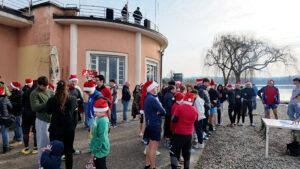 Varese: Babbi Natale a pelo d’acqua, il lago vince ancora
