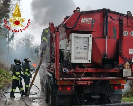Gornate O.: In fiamme camion che trasporta asfalto