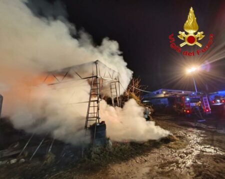 Azzio: Fiamme in azienda agricola, notte di allarme
