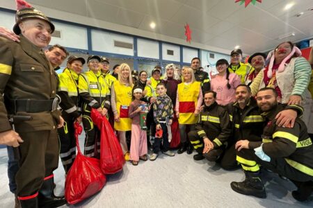 Varese: Befana in pediatria coi Vigili del Fuoco