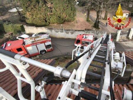 Malnate: In fiamme tetto di via Lazio, intervento immediato