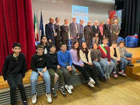 Besozzo: Teatro gremito per la Gentilezza della comunità