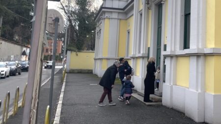 Gallarate: Materne, le famiglie scendono in campo