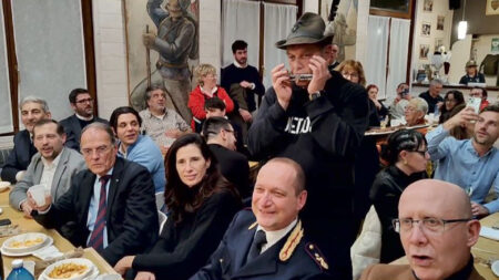 Varese: Politici e comandanti le cantano agli Alpini