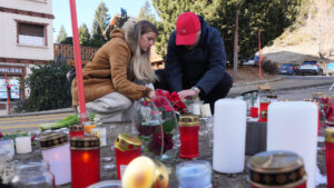 Crans: Fiori e silenzio sul luogo del disastro