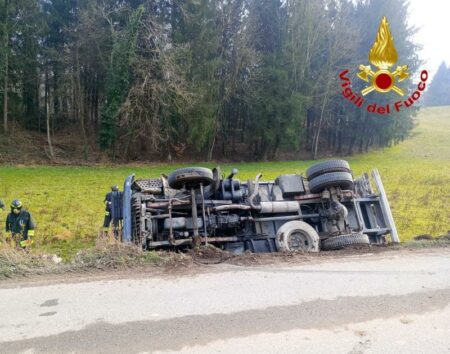 Viggiù: Camion si ribalta in via delle Pinete