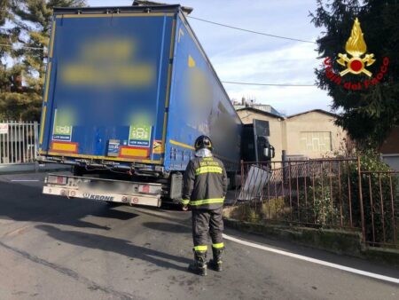 Varese: Tir perde la bussola e sfonda una cabina