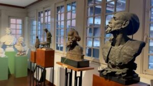 Gallarate: Chiostrino centenario, tempio dei gessi di Colombo