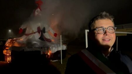 Gallarate: Cassani, "Nel rogo brutture e fake news"