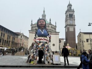 Busto: Famiglia Sinaghina, Giöbia alta oltre 5 metri